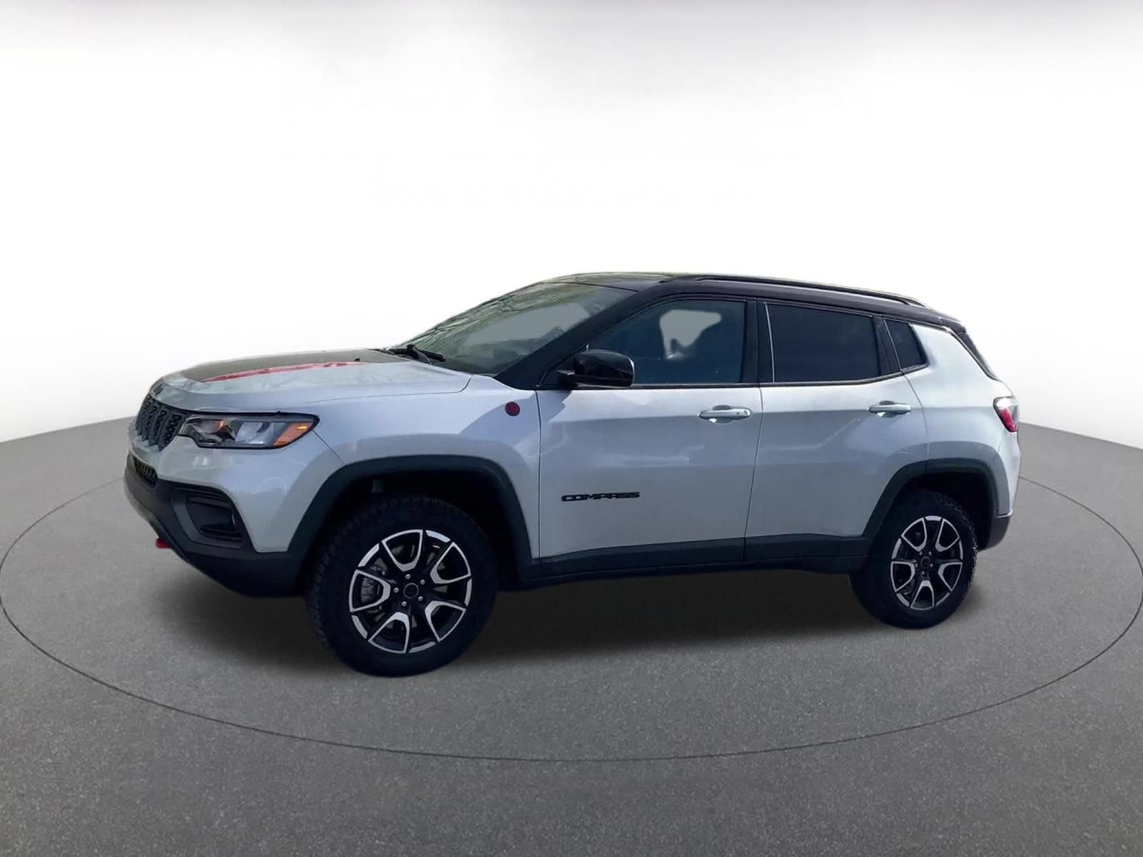 Used 2025 Jeep Compass Trailhawk AWD/4WD image 8
