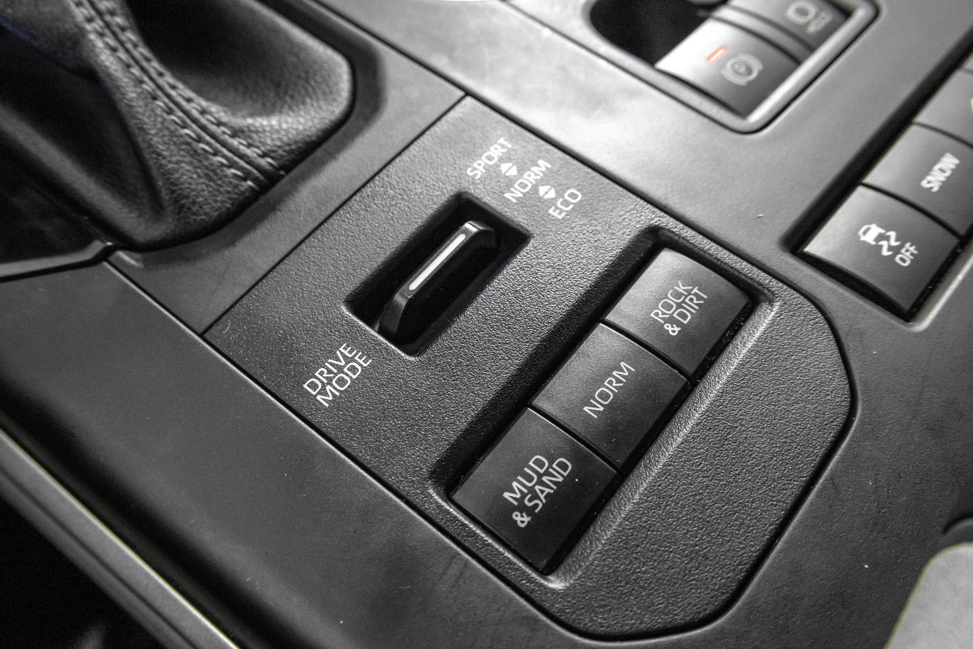 Used 2022 Toyota Highlander LE AWD/4WD image 32