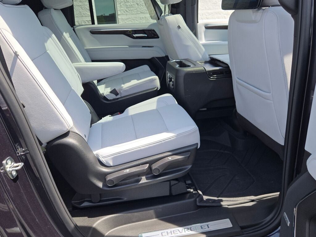 Used 2026 Chevrolet Suburban Premier AWD/4WD image 10