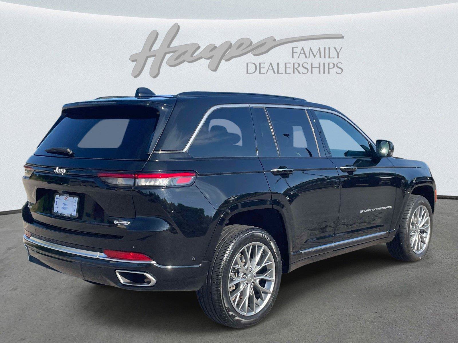 Used 2025 Jeep Grand Cherokee Summit AWD/4WD image 3