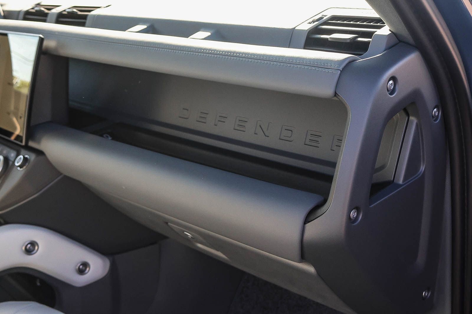 New 2026 Land Rover Defender 110 X-Dynamic SE AWD/4WD image 18