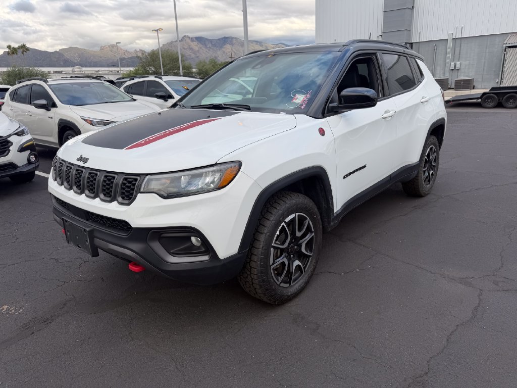Used 2025 Jeep Compass Trailhawk w/ Trailer Tow Group AWD/4WD image 3