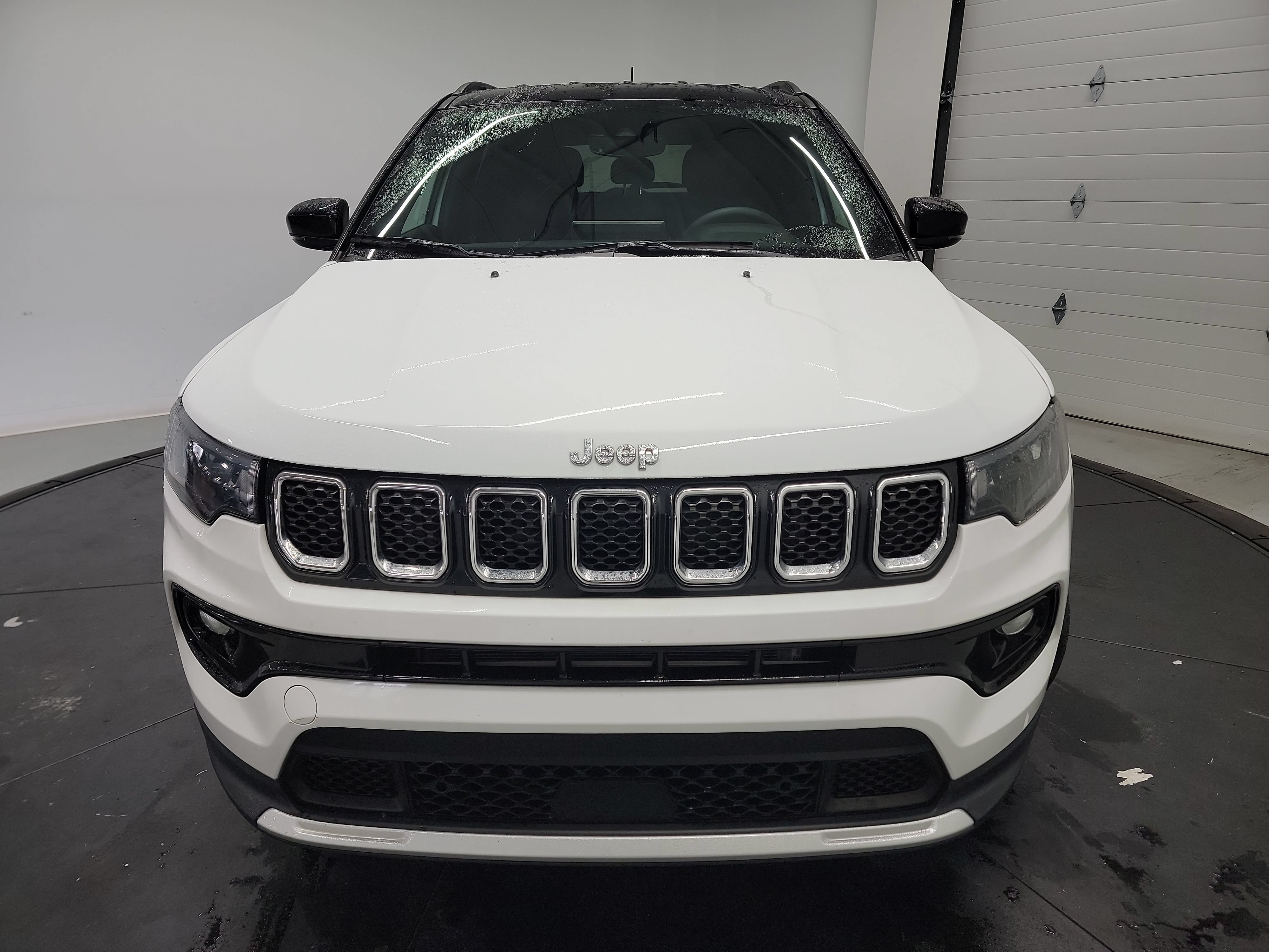 Used 2023 Jeep Compass Limited AWD/4WD image 2