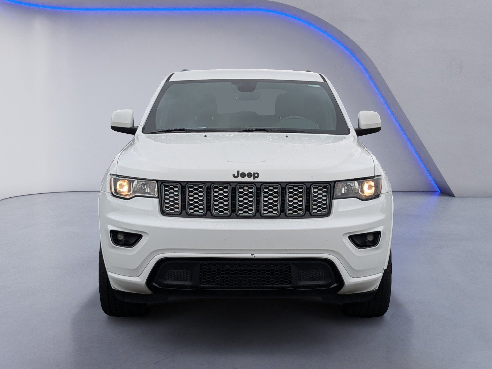 Used 2019 Jeep Grand Cherokee Laredo AWD/4WD image 3