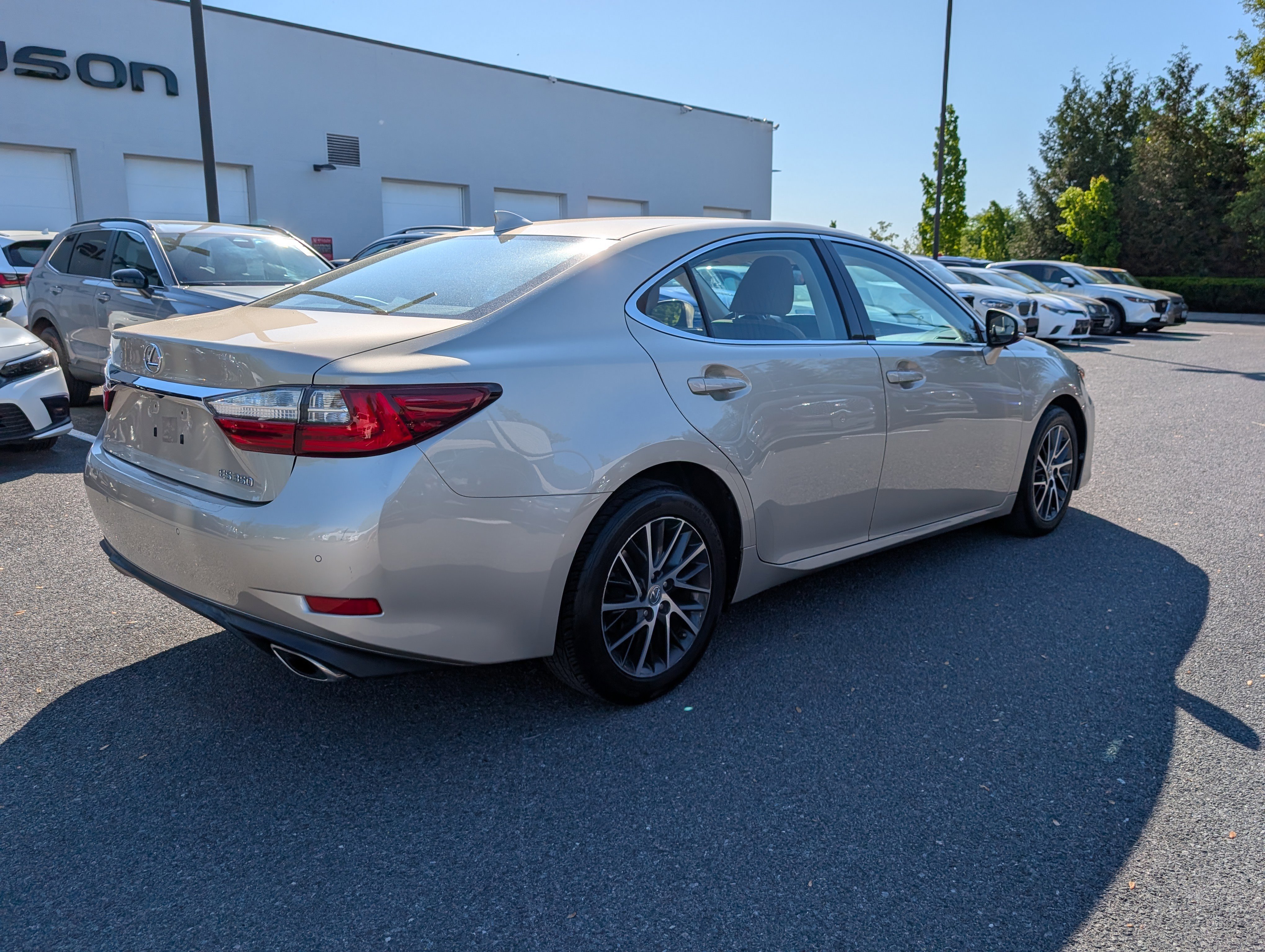 Used 2016 Lexus ES 350 w/ Luxury Package w/Wood Trim FWD image 3