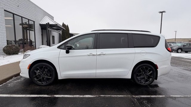 Used 2023 Chrysler Pacifica Limited w/ Uconnect Theater Family Group image 2