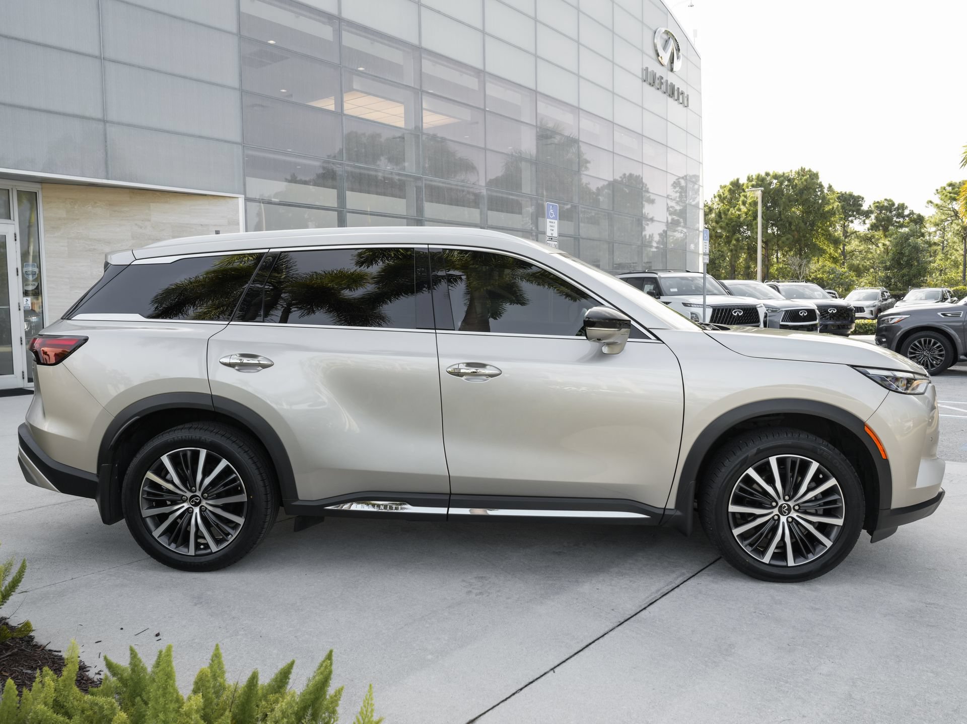 Certified 2023 INFINITI QX60 Sensory w/ Vision Package FWD image 25