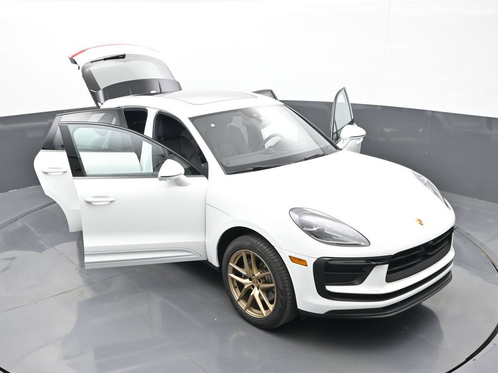 Certified 2025 Porsche Macan AWD/4WD image 33