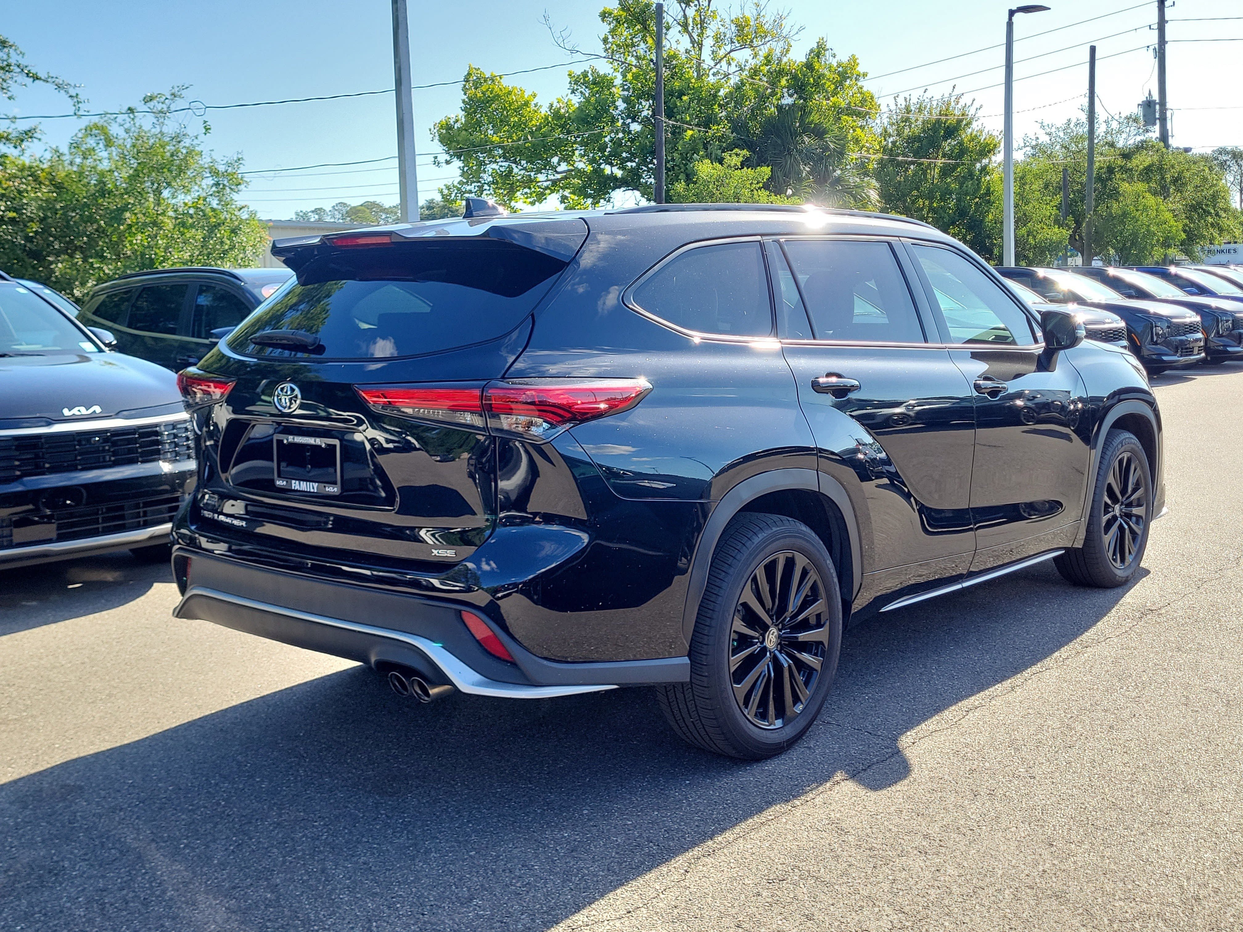 Used 2023 Toyota Highlander XSE FWD image 6
