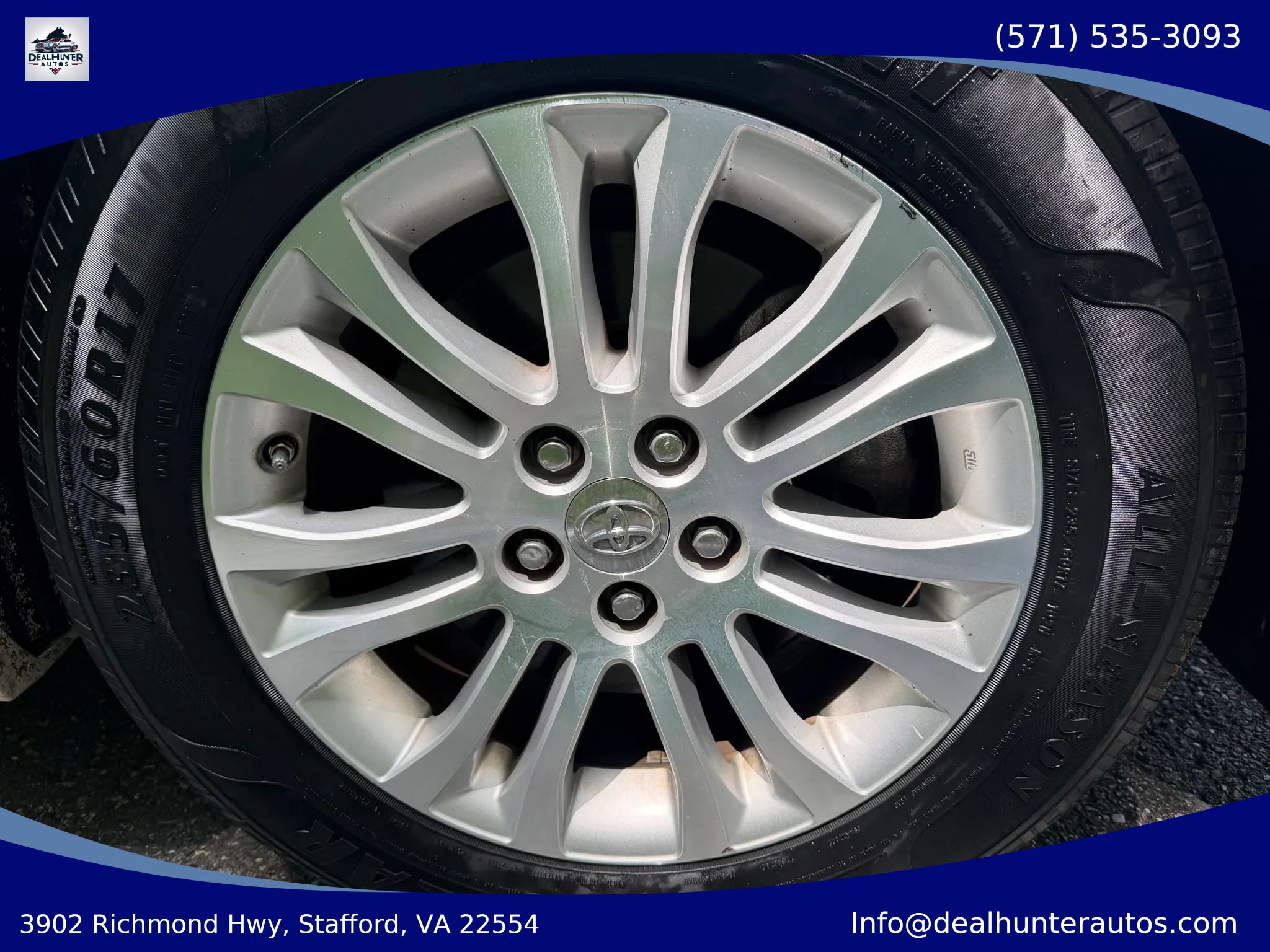 Used 2015 Toyota Sienna XLE w/ XLE Navigation Package FWD image 4