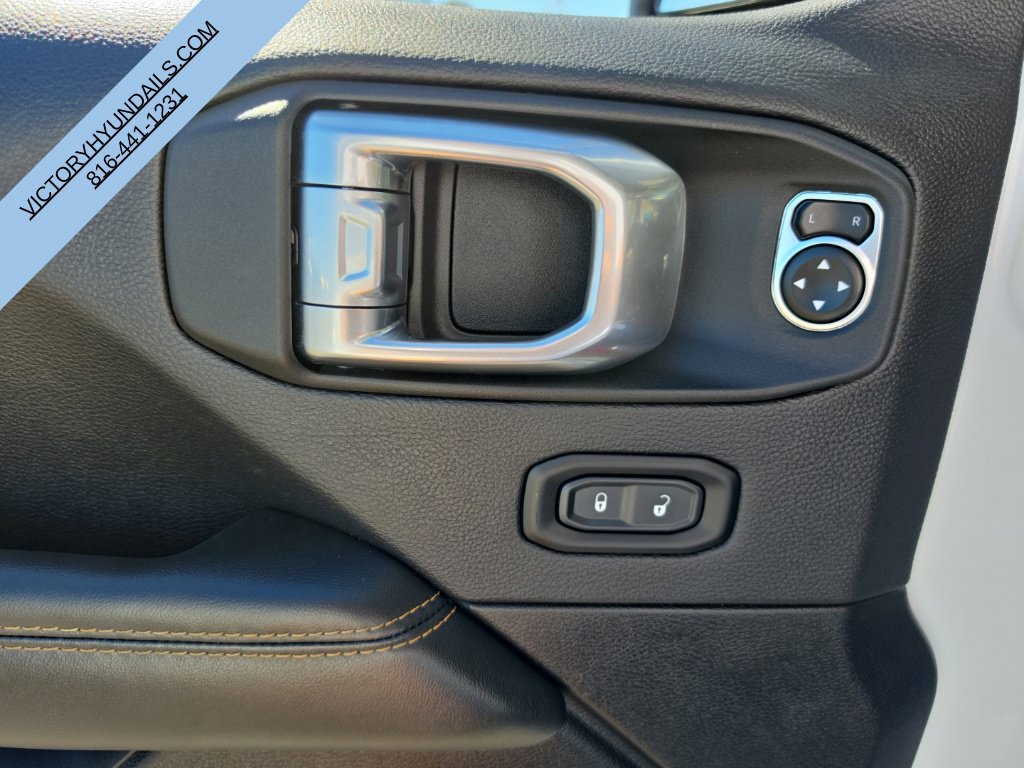 Used 2025 Jeep Wrangler Unlimited Sahara AWD/4WD image 14