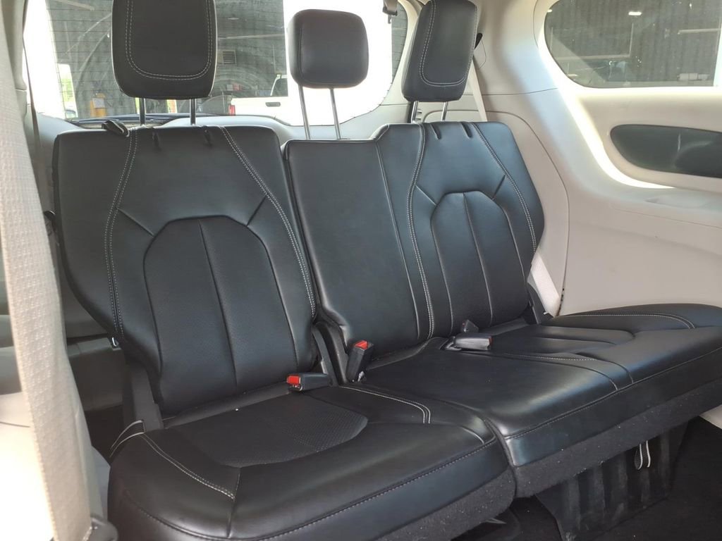 Used 2024 Chrysler Pacifica Select image 13