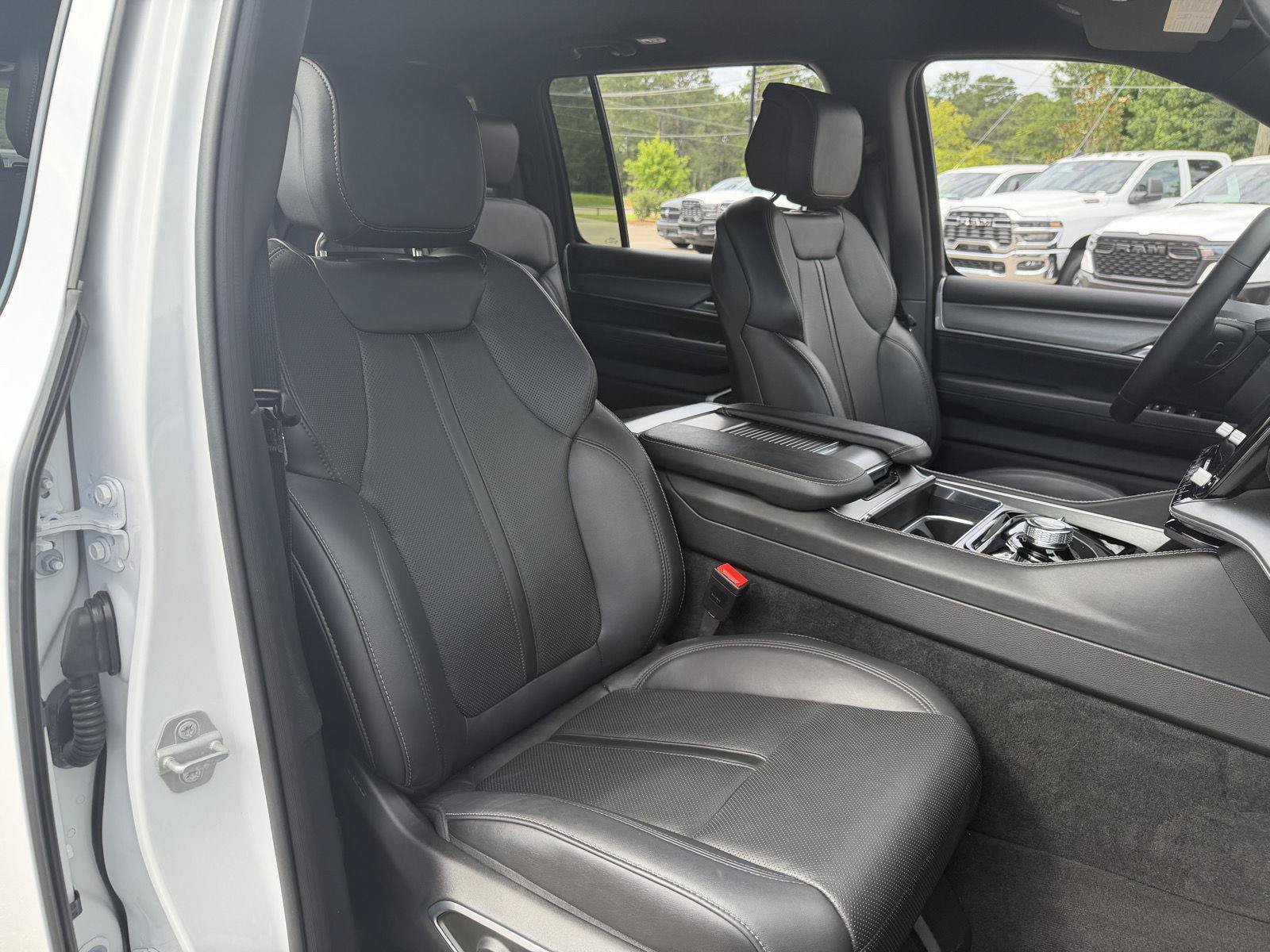 Certified 2025 Jeep Wagoneer Series II w/ 8-Passenger Seating Package AWD/4WD image 21