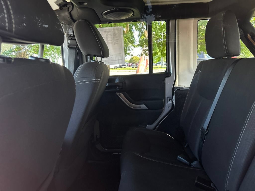 Used 2014 Jeep Wrangler Unlimited Sahara w/ Connectivity Group AWD/4WD image 17