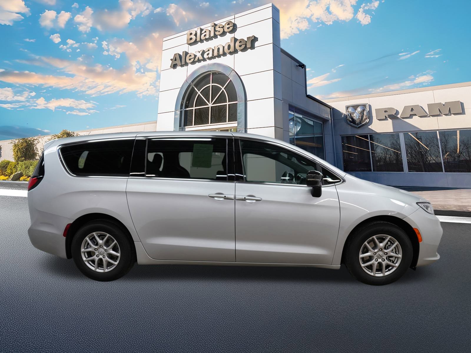 Used 2026 Chrysler Pacifica Select video 2