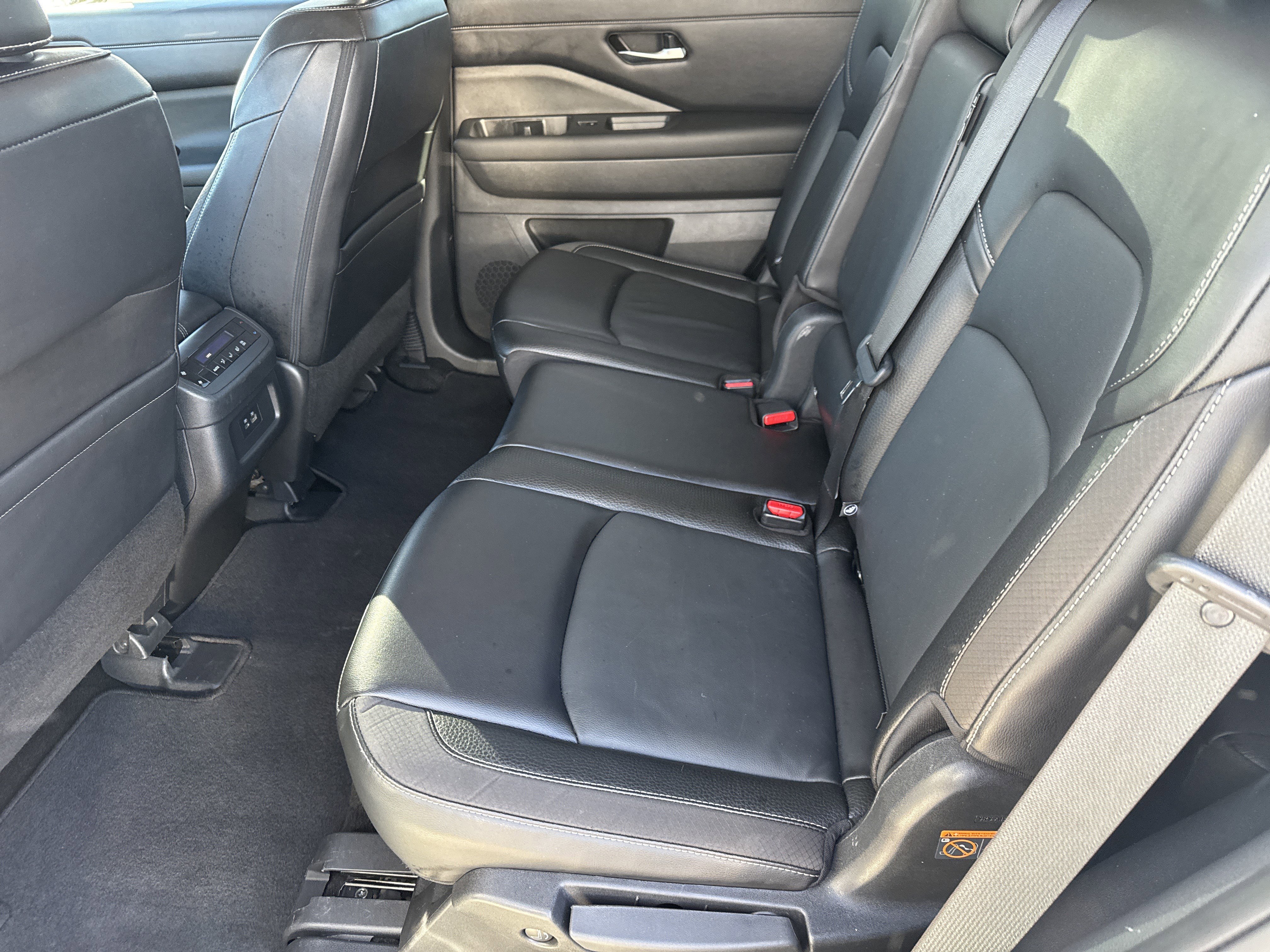 Used 2023 Nissan Pathfinder SL image 11