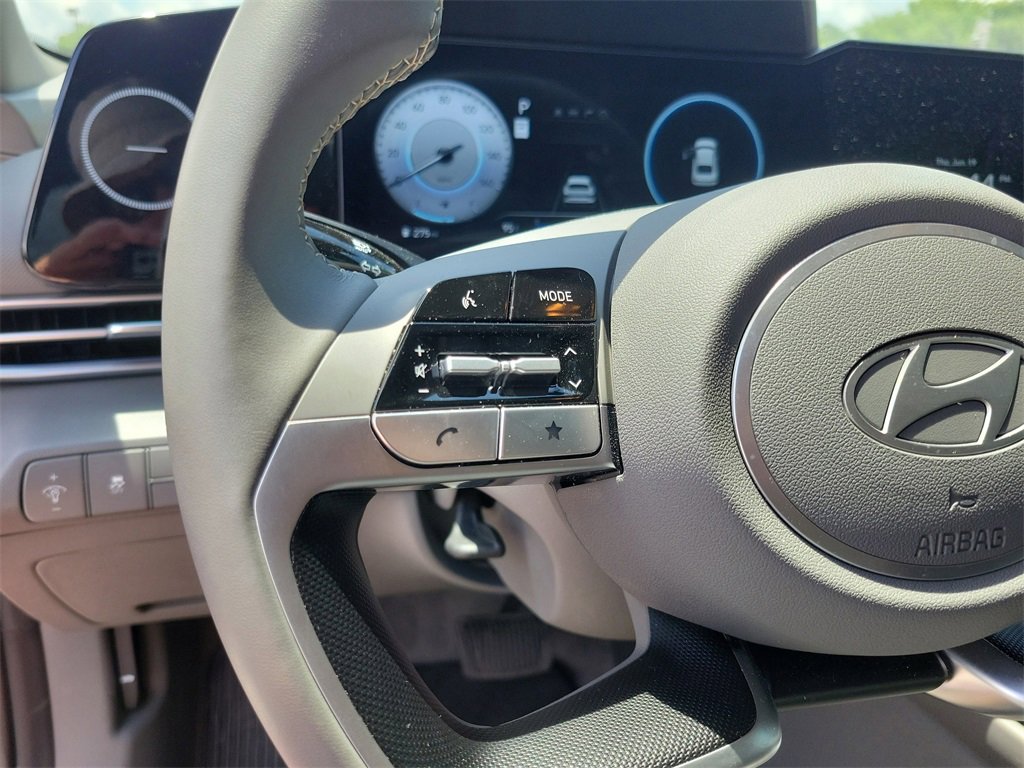 Used 2025 Hyundai Elantra SEL image 13