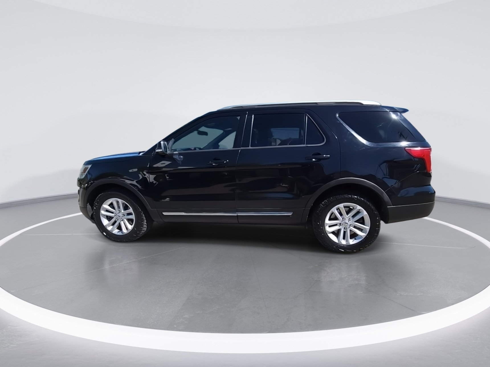 Used 2017 Ford Explorer XLT image 5