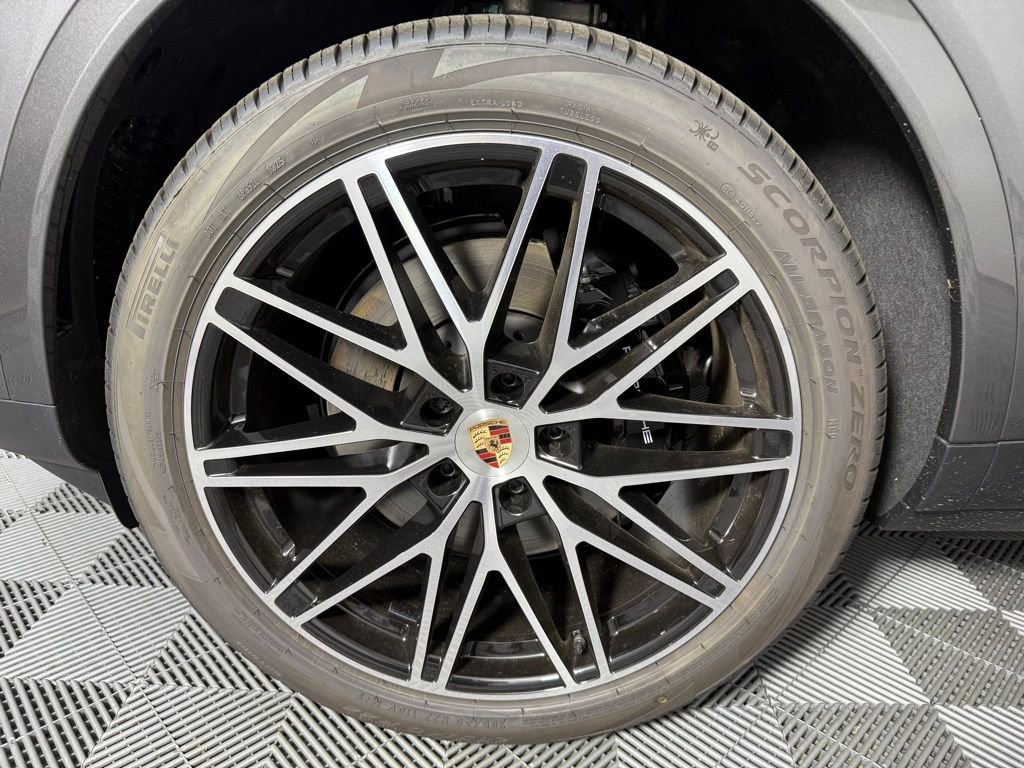 Certified 2025 Porsche Cayenne Coupe image 11