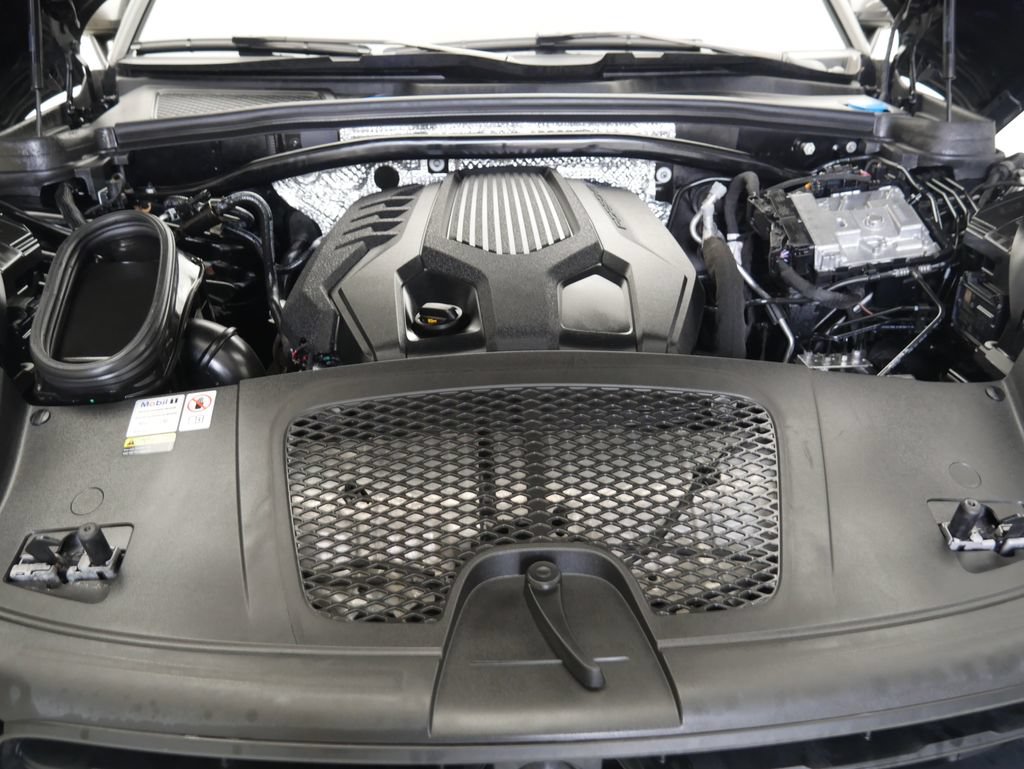 Certified 2023 Porsche Macan Turbo AWD/4WD image 12