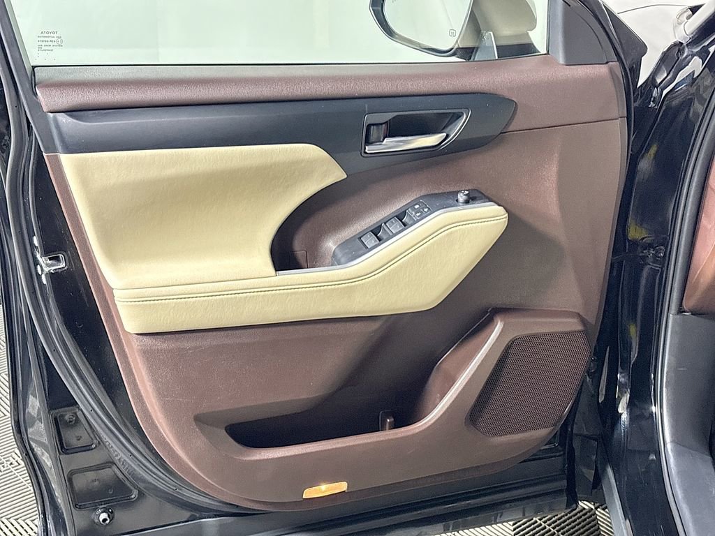 Used 2021 Toyota Highlander XLE image 10
