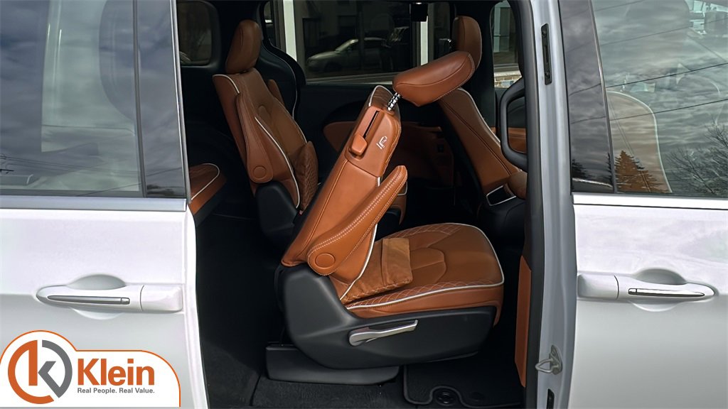 Used 2024 Chrysler Pacifica Pinnacle w/ Trailer Tow Group image 33