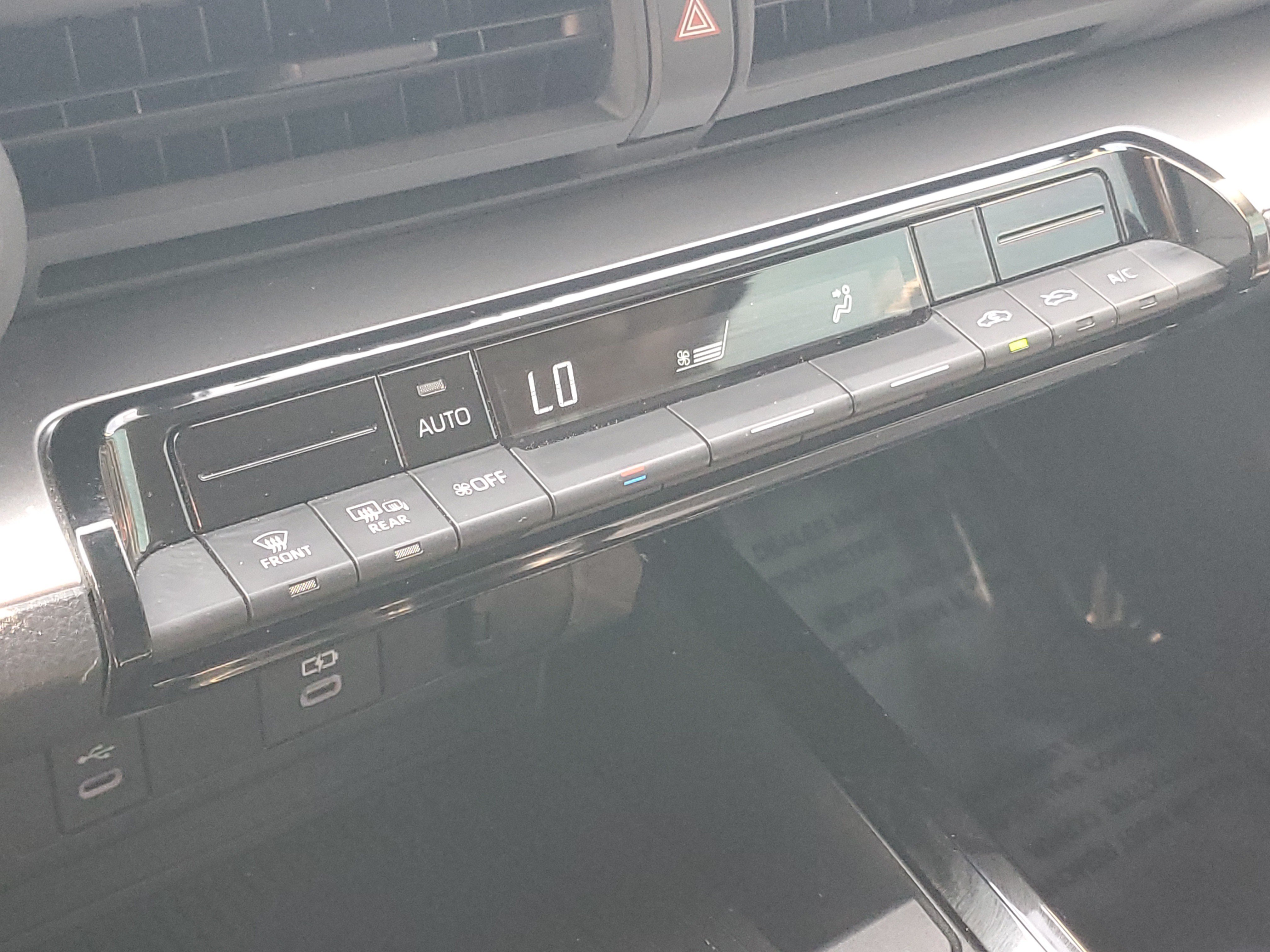 Certified 2025 Toyota Prius LE FWD image 30