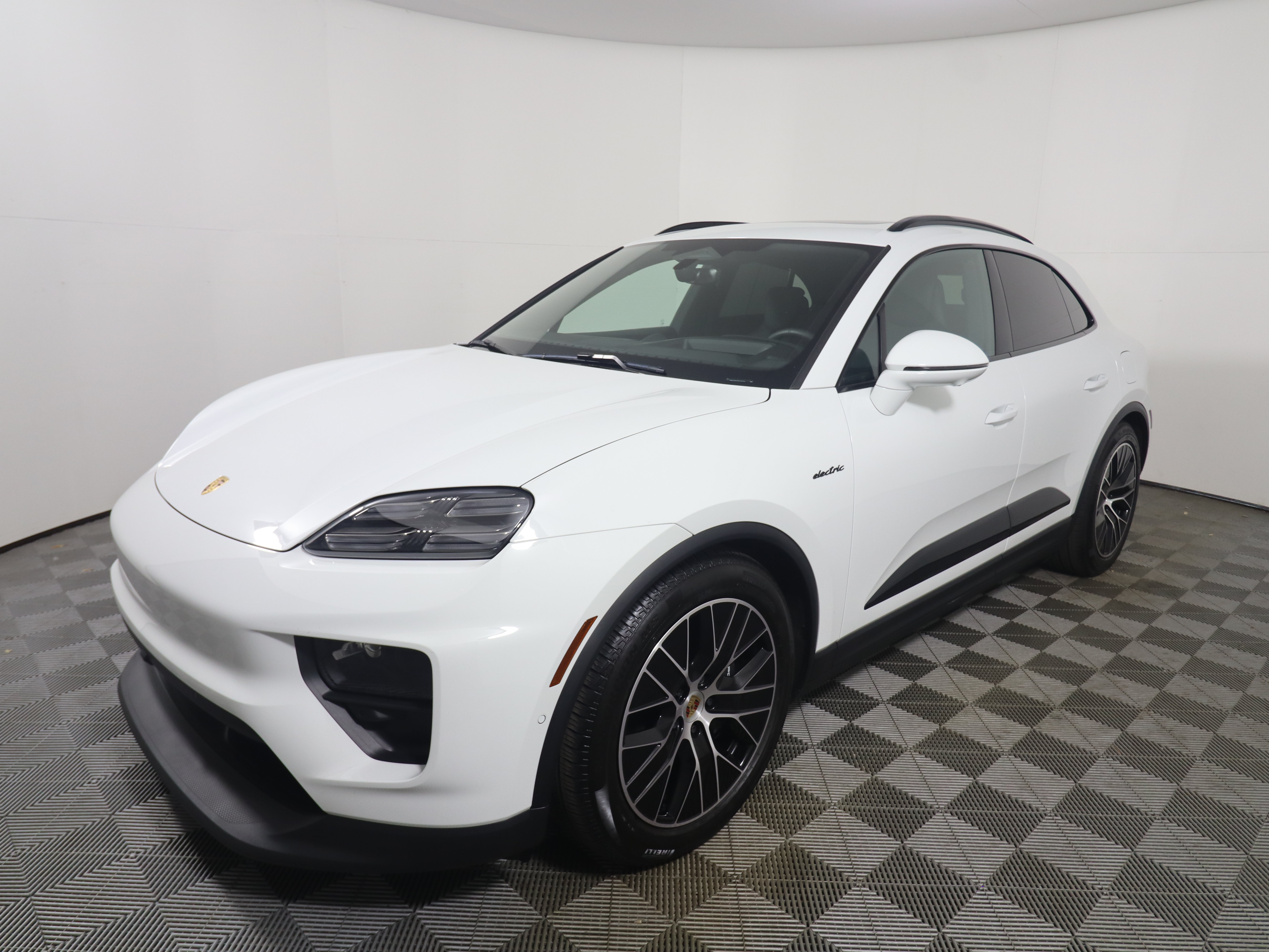 Used 2025 Porsche Macan 4 Electric AWD/4WD image 11