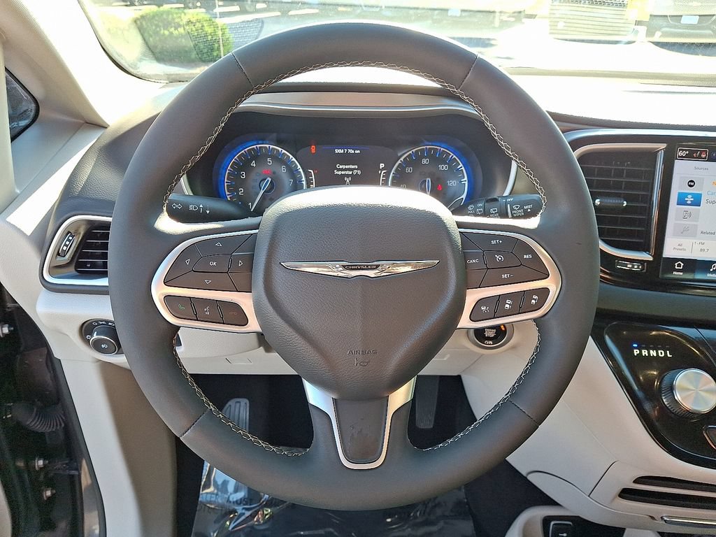 Used 2023 Chrysler Pacifica Touring-L FWD image 19