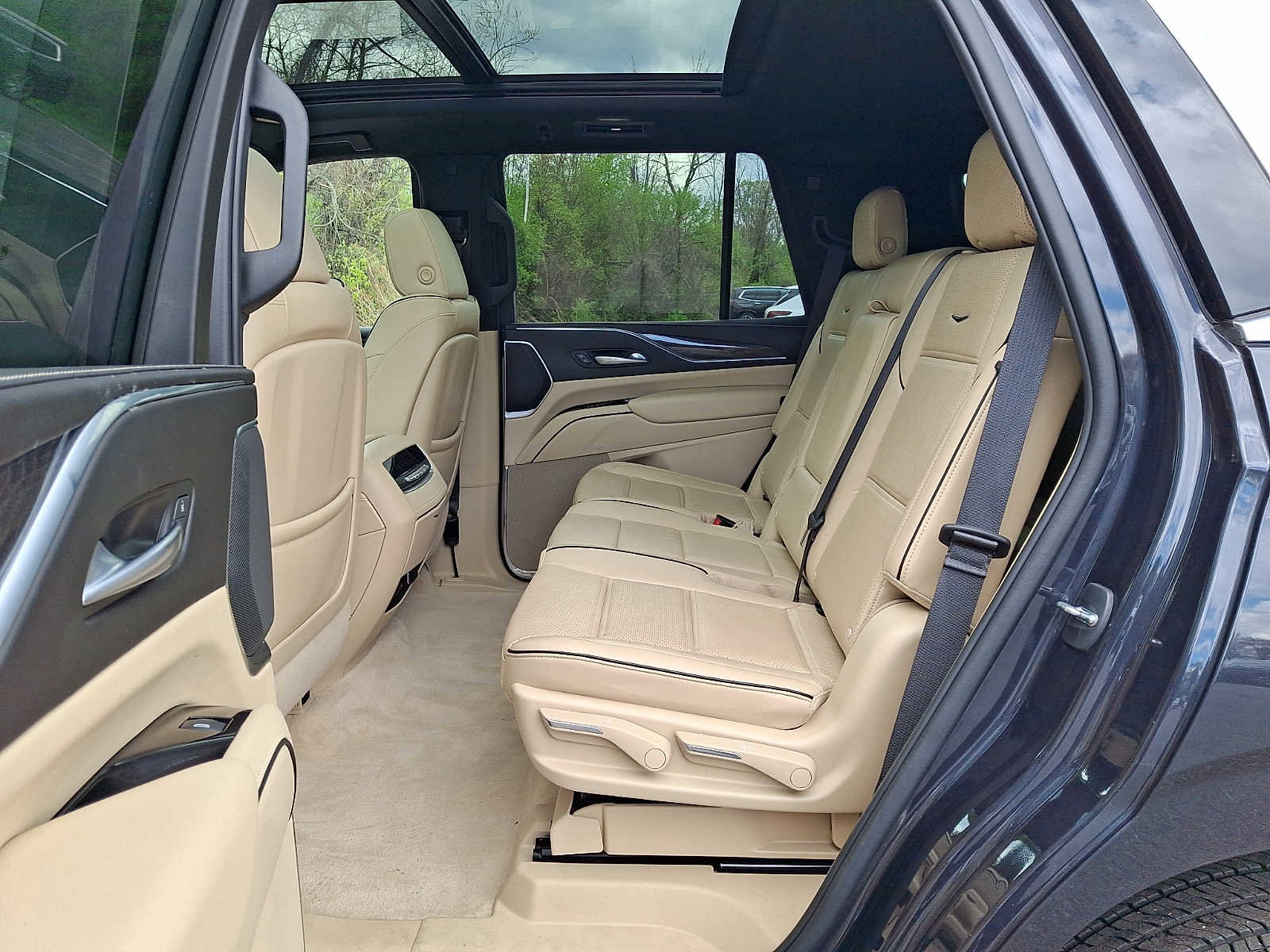 Used 2022 Cadillac Escalade Premium Luxury AWD/4WD image 11