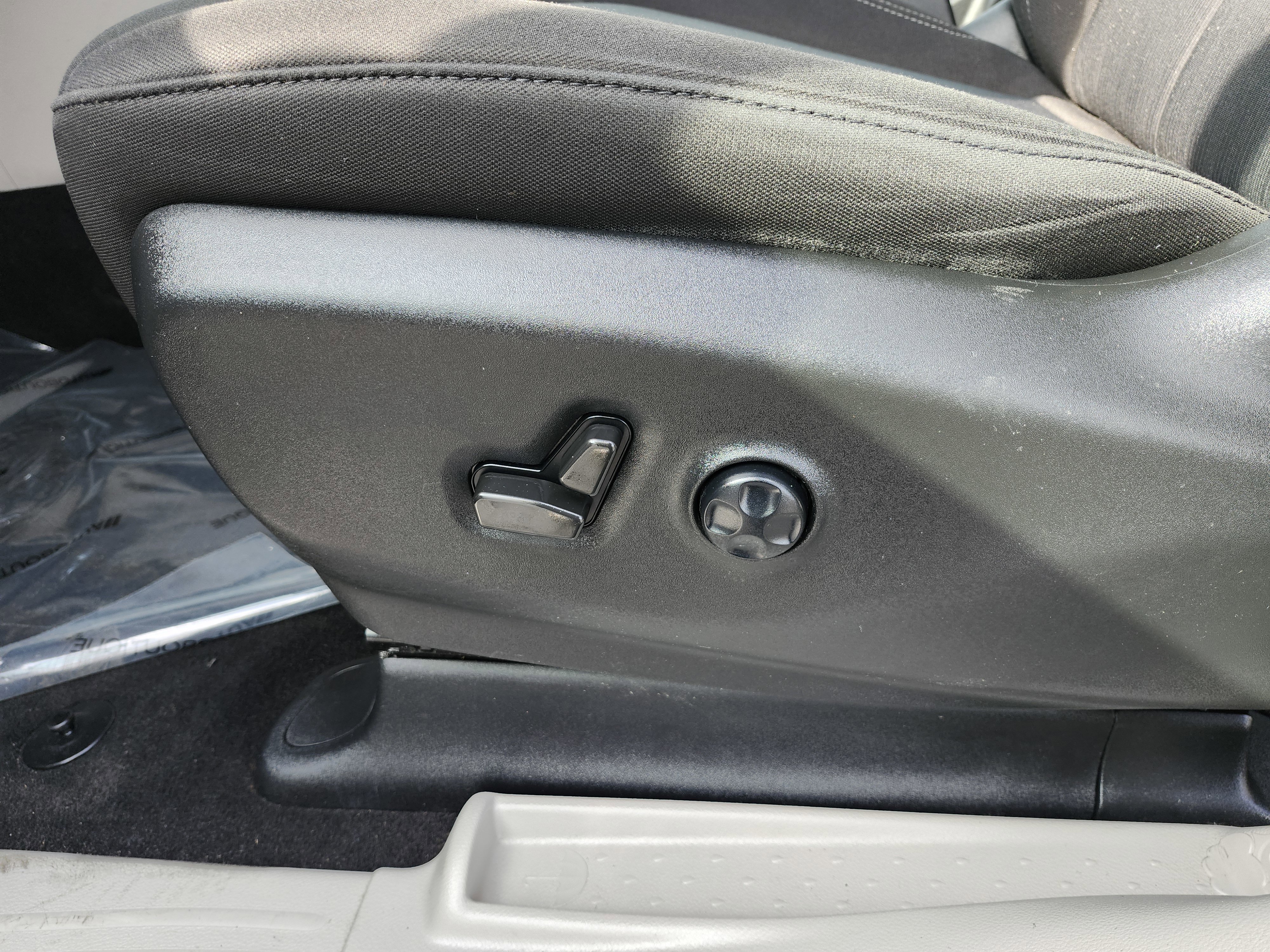 Used 2022 Chrysler Voyager LX image 17