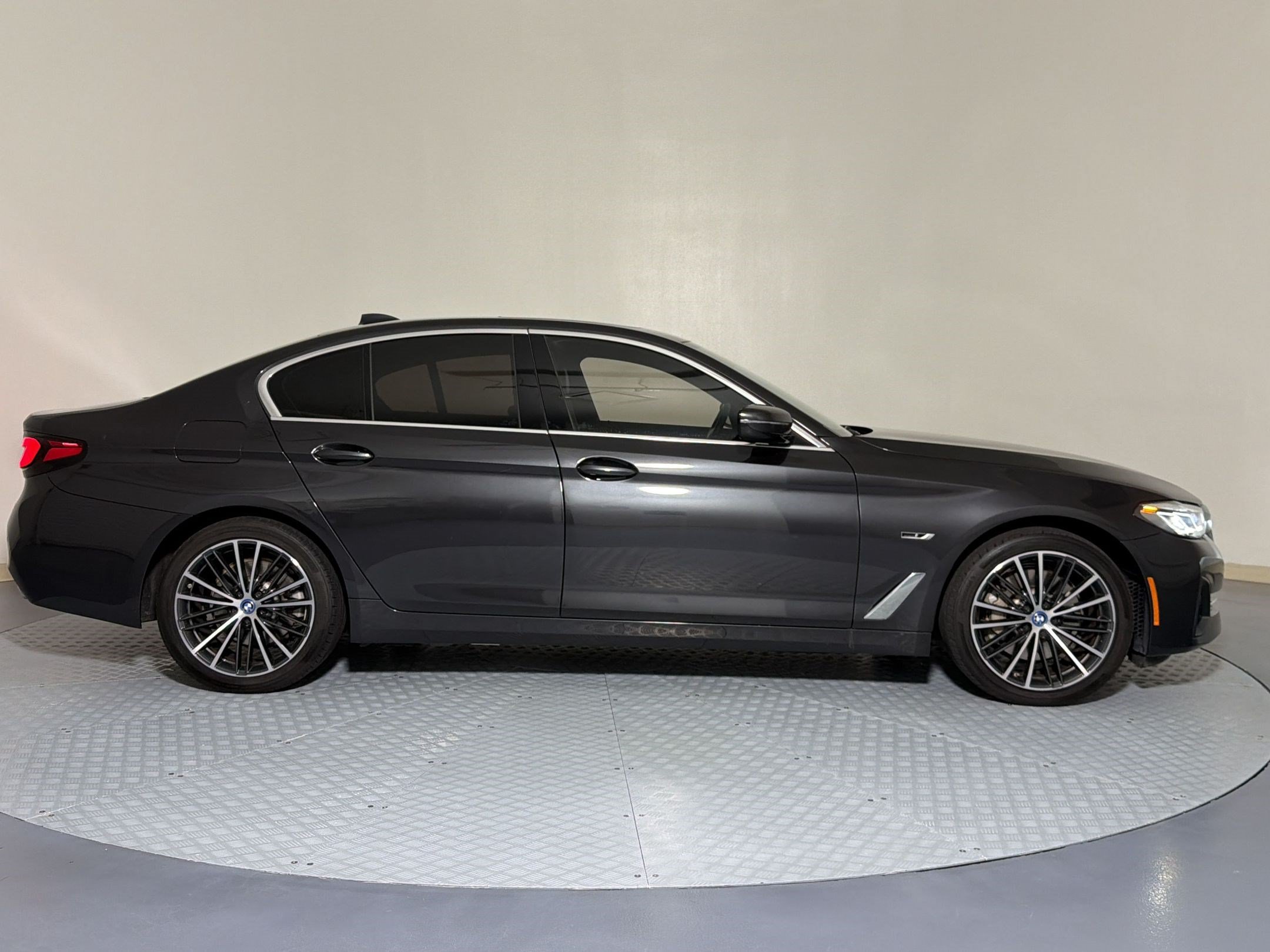 Used 2023 BMW 530e w/ Convenience Package RWD image 8