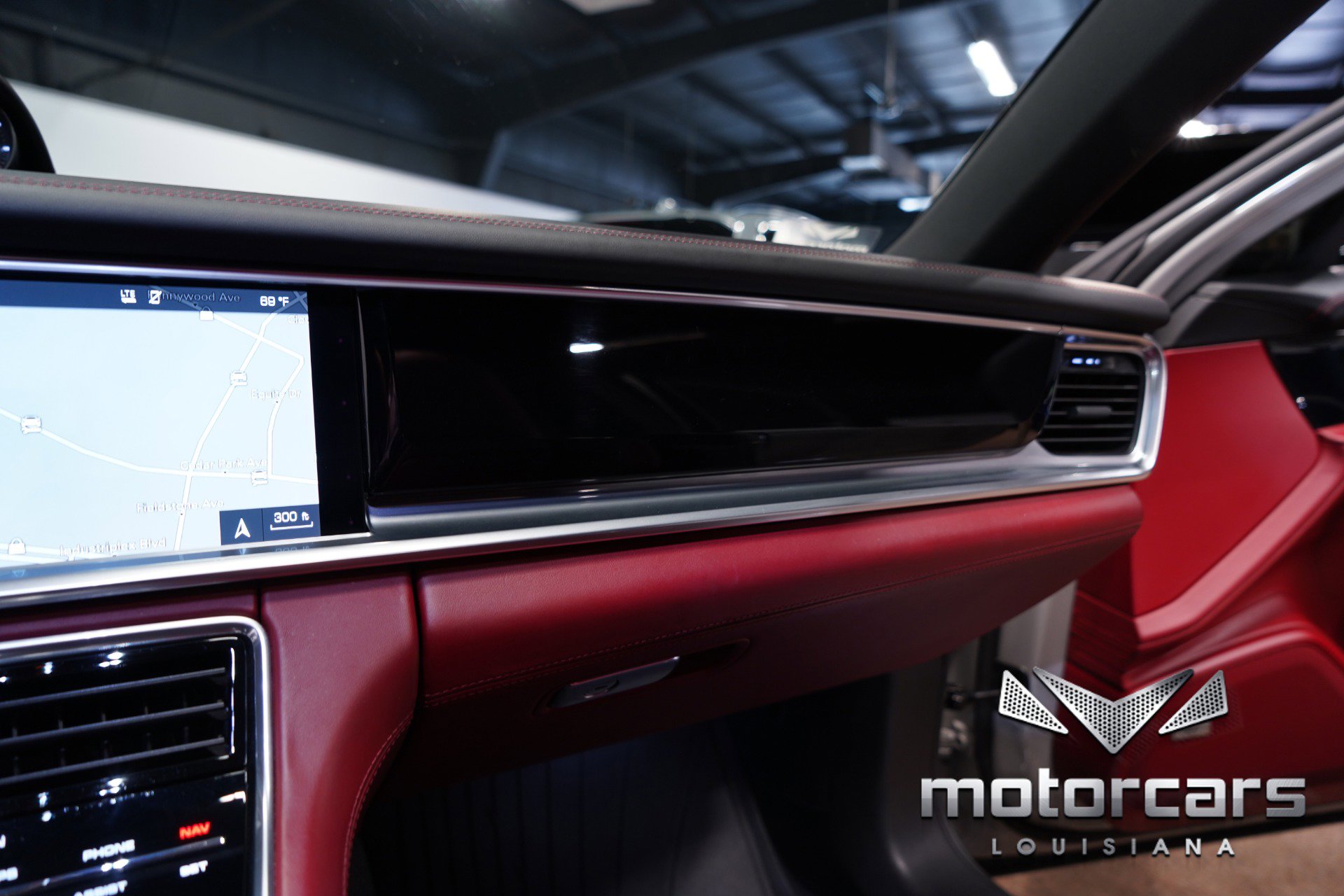 Used 2020 Porsche Panamera w/ Premium Package image 39