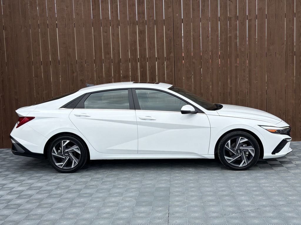 Used 2025 Hyundai Elantra Limited w/ Cargo Package image 13