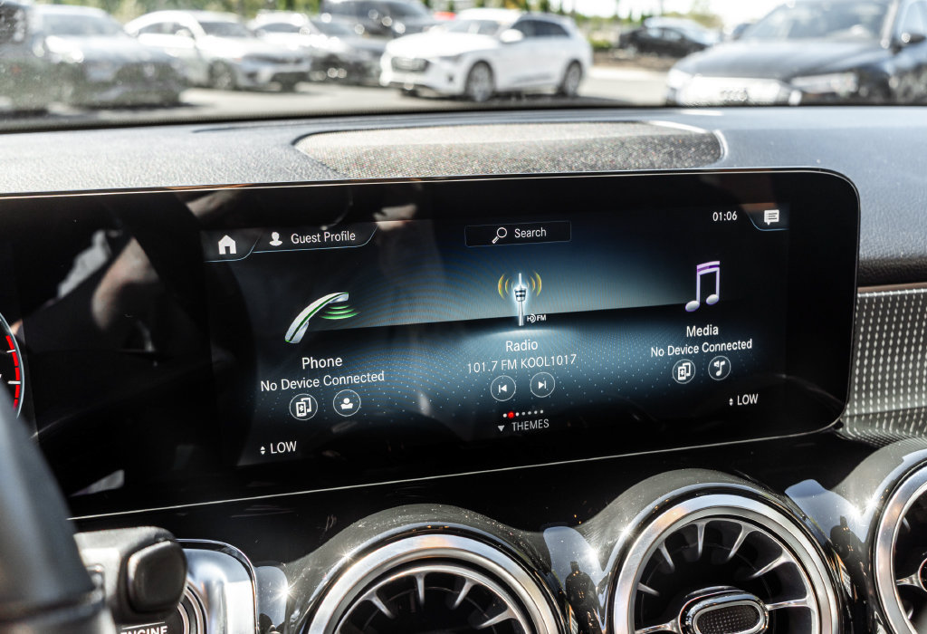 Used 2022 Mercedes-Benz GLB 250 4MATIC w/ Premium Package Lite image 15