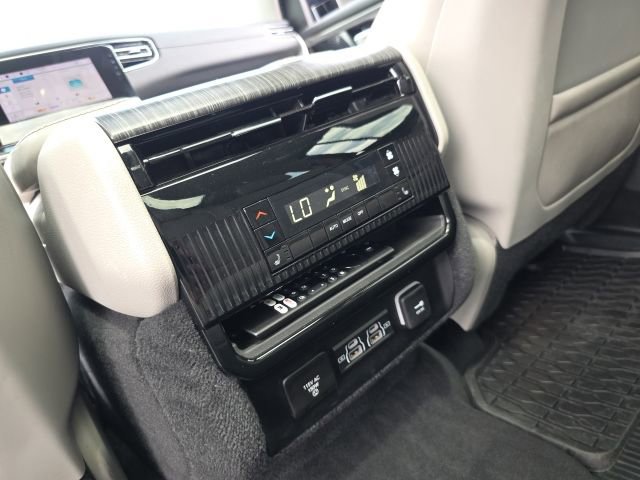 Used 2024 Jeep Wagoneer Series III w/ Premium Group I AWD/4WD image 38