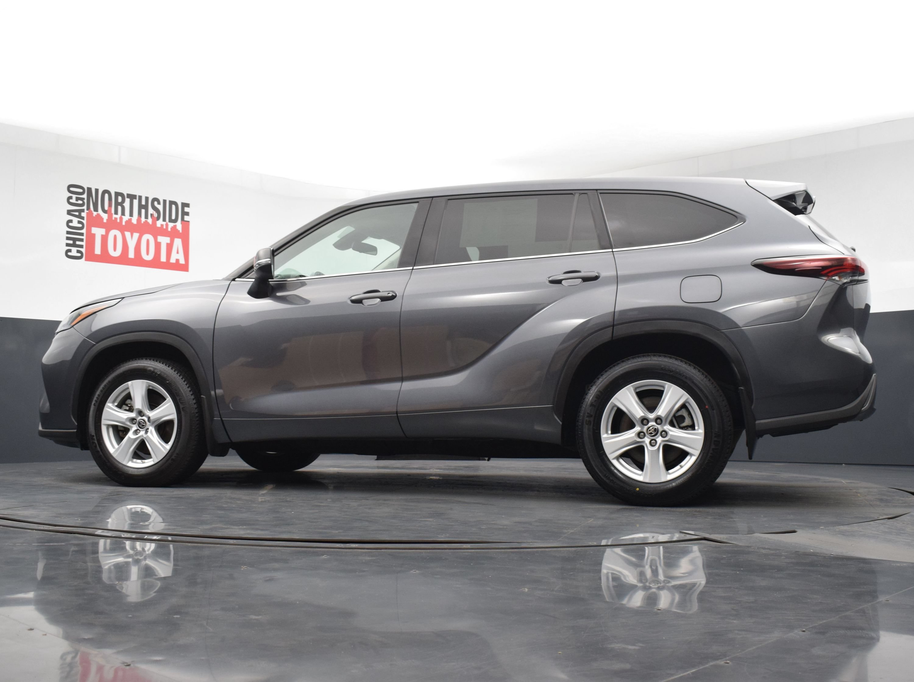 Used 2024 Toyota Highlander LE AWD/4WD image 28