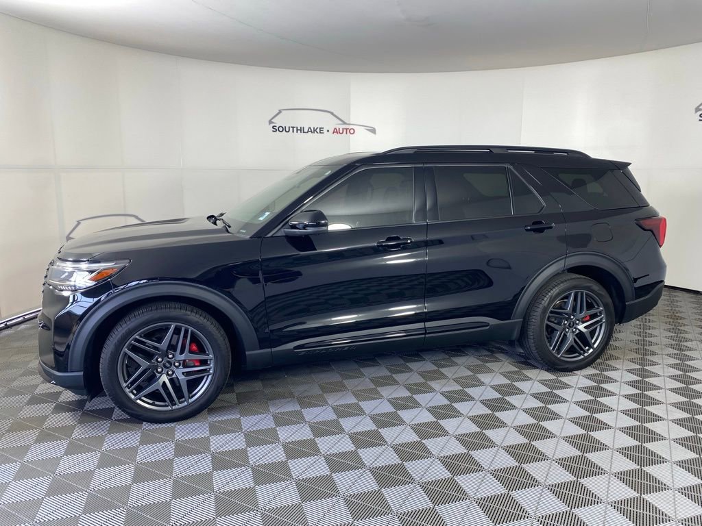 Used 2025 Ford Explorer ST image 3