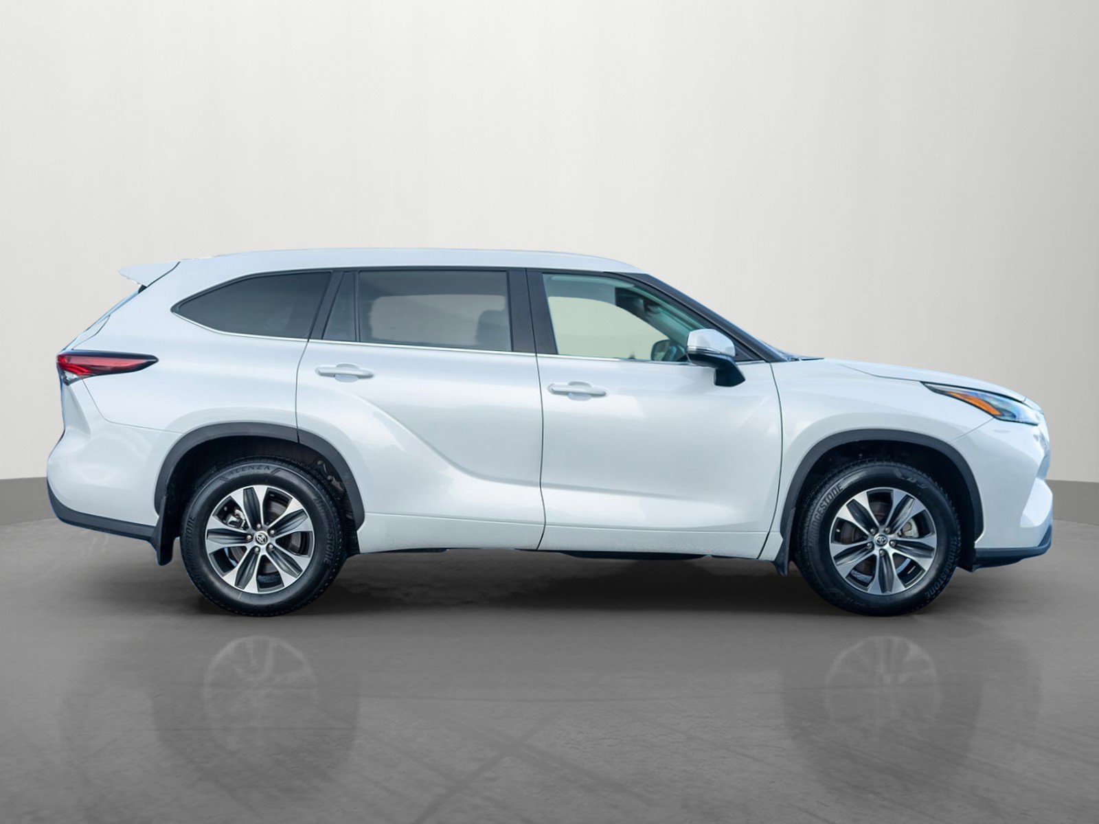 Used 2025 Toyota Highlander XLE image 8