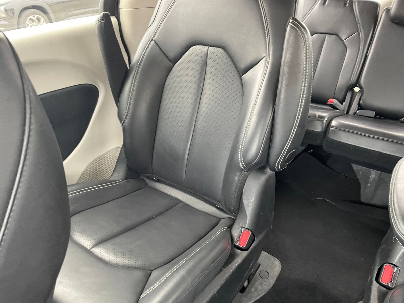 Used 2023 Chrysler Pacifica Touring-L image 42