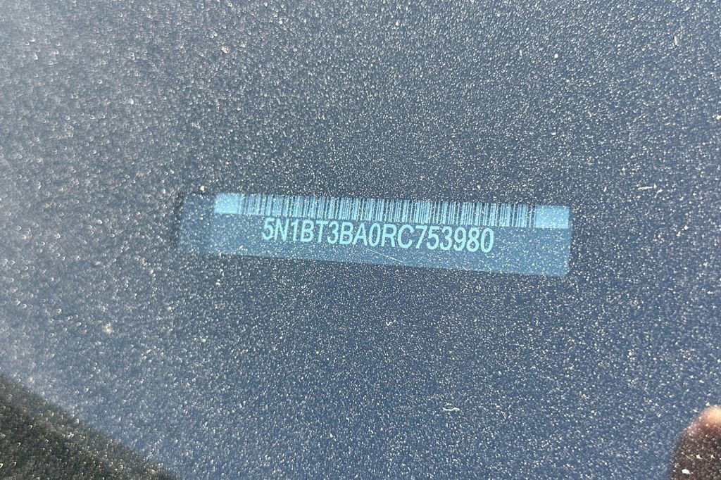 Used 2024 Nissan Rogue SV image 3