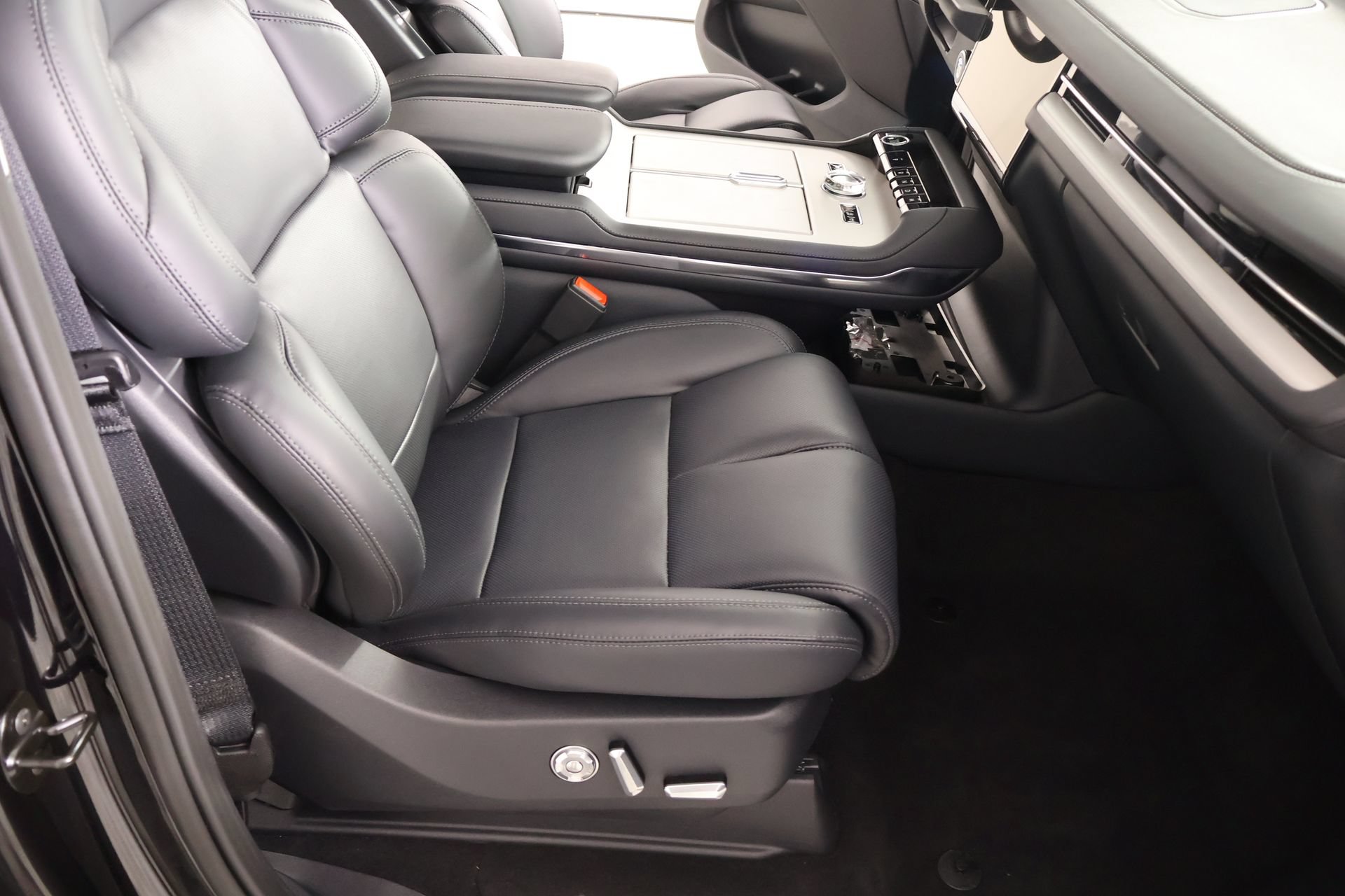 New 2026 Lincoln Navigator Premiere AWD/4WD image 14