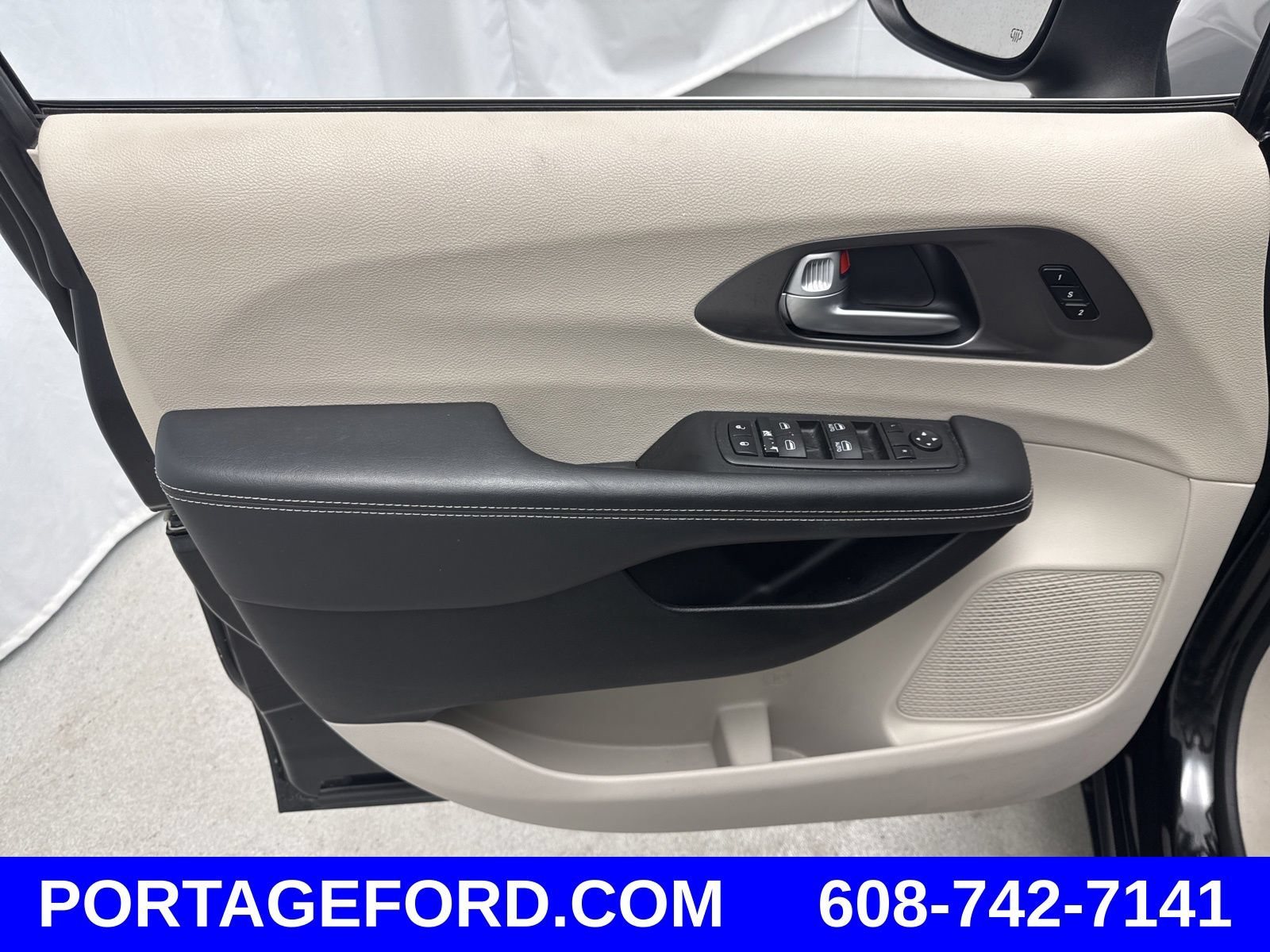 Used 2023 Chrysler Pacifica Touring-L FWD image 12