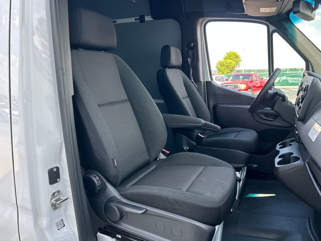 Used 2025 Mercedes-Benz Sprinter 2500 image 30