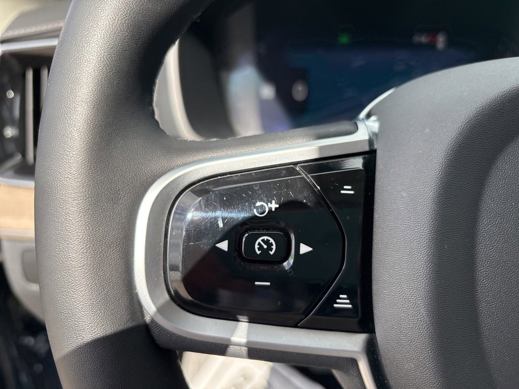 Certified 2025 Volvo XC90 B5 Plus image 24