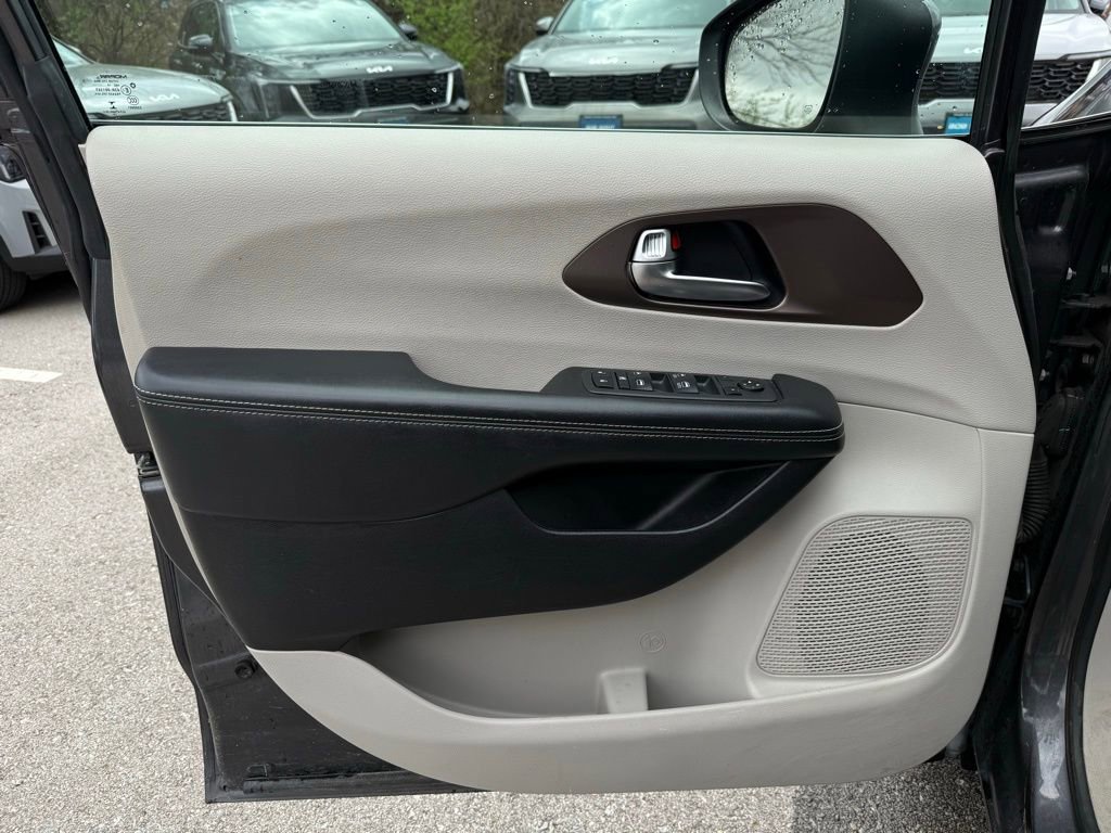 Used 2020 Chrysler Voyager Lxi image 6