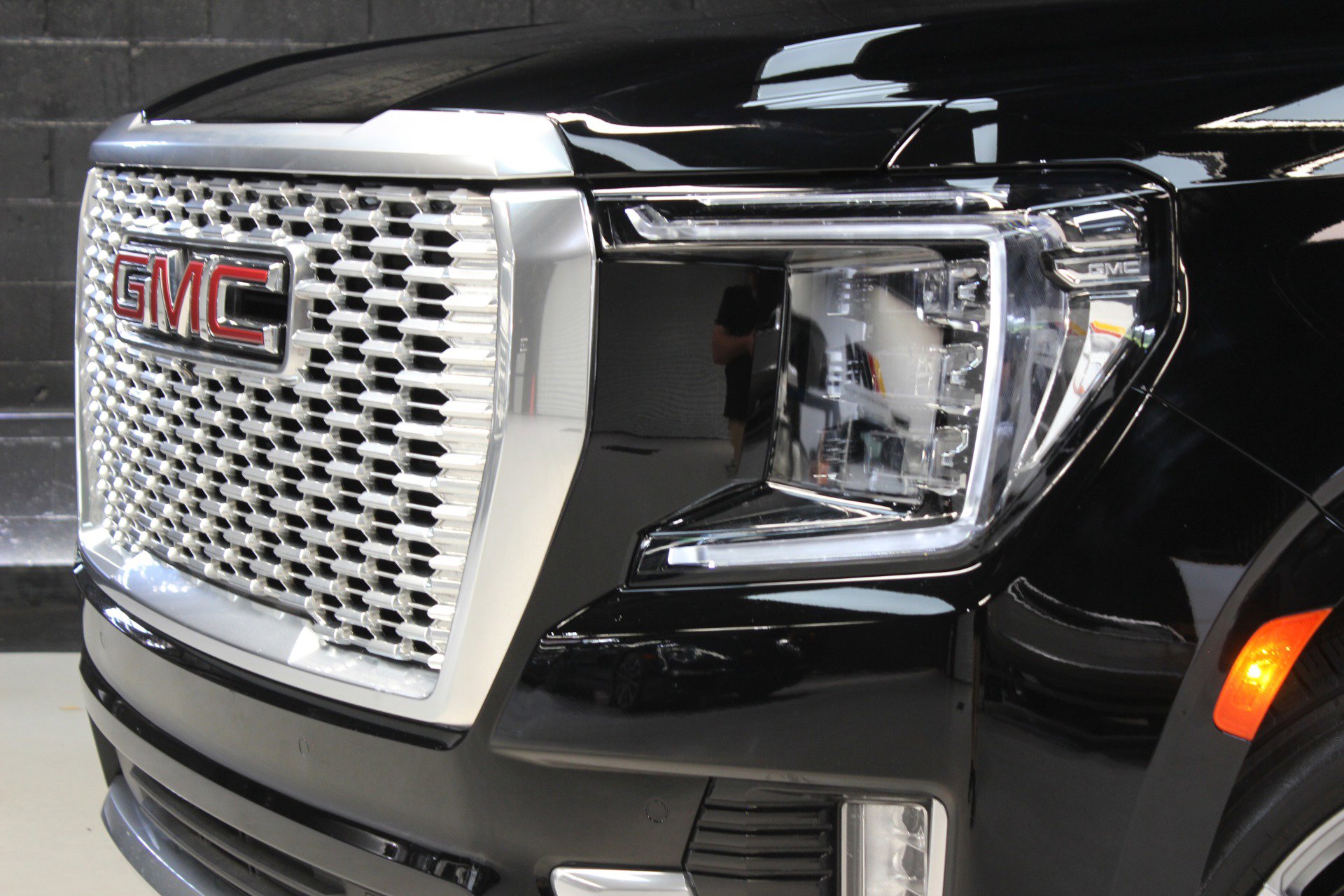 Used 2023 GMC Yukon Denali w/ Advanced Technology Package image 4