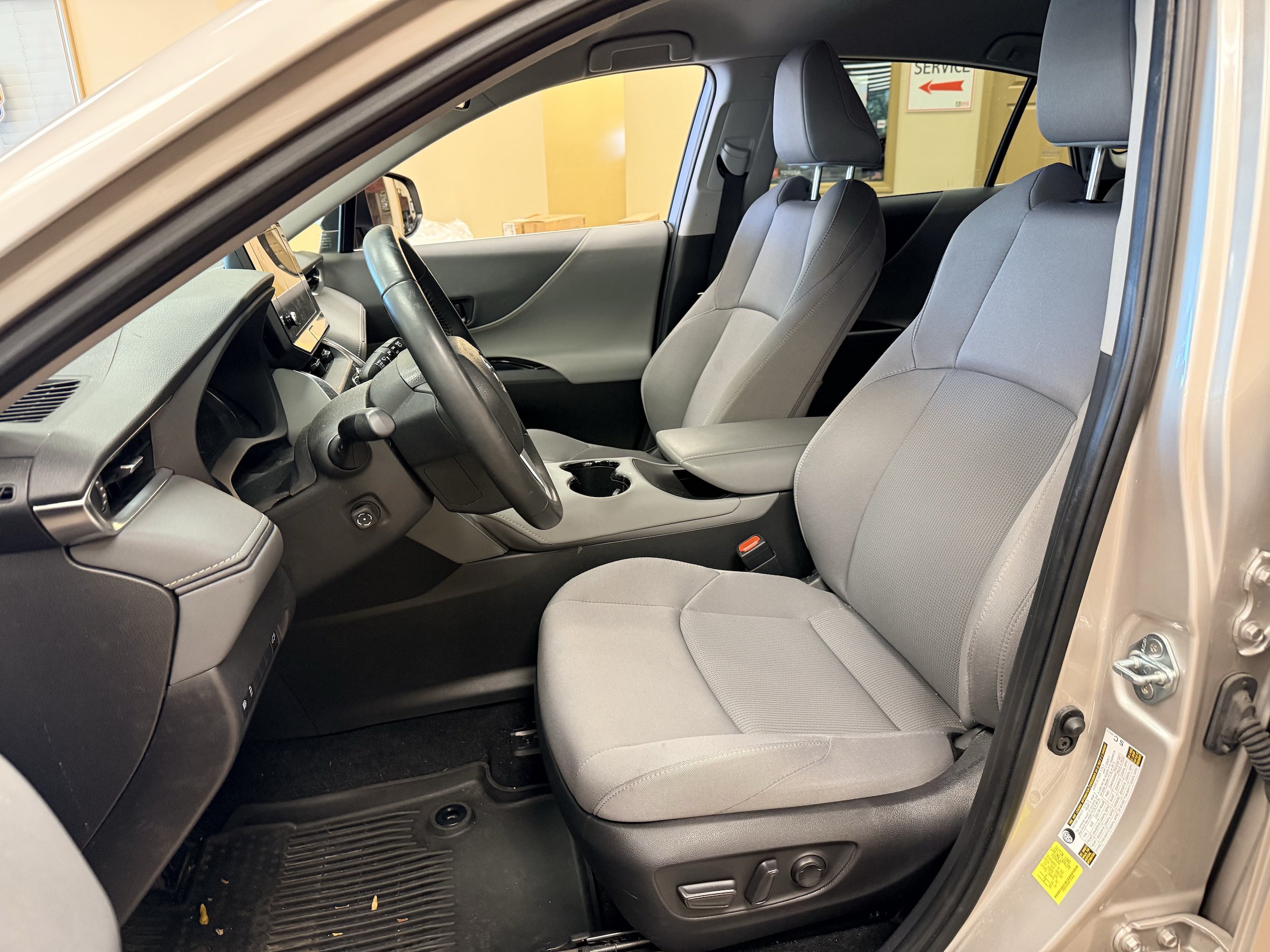 Used 2023 Toyota Venza LE AWD/4WD image 6