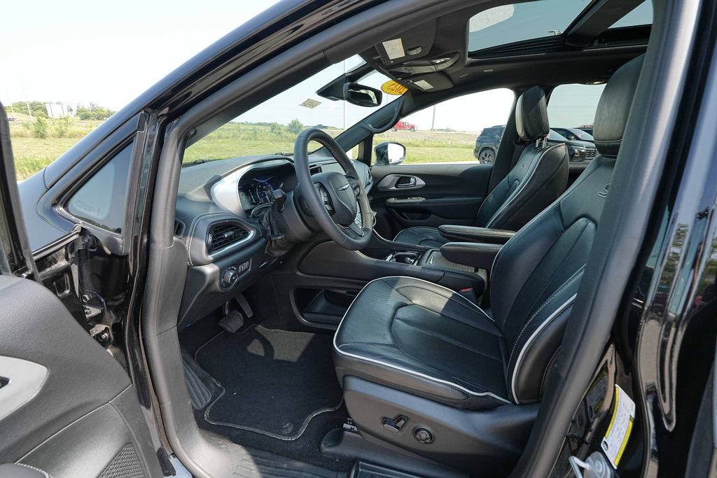 Used 2025 Chrysler Pacifica Limited FWD image 16