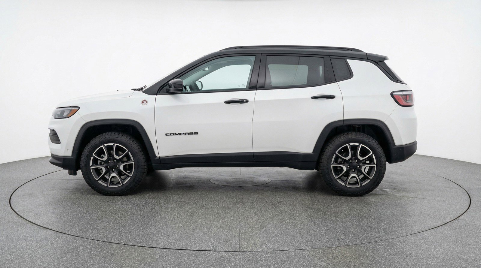 Used 2025 Jeep Compass Trailhawk image 5